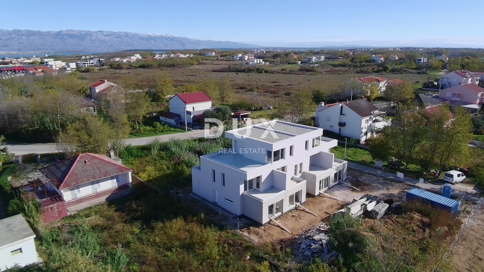 ZADAR, PRIVLAKA - Dvoetažni stan s vlastitim vrtom 3 minute hoda do pješčane plaže! A