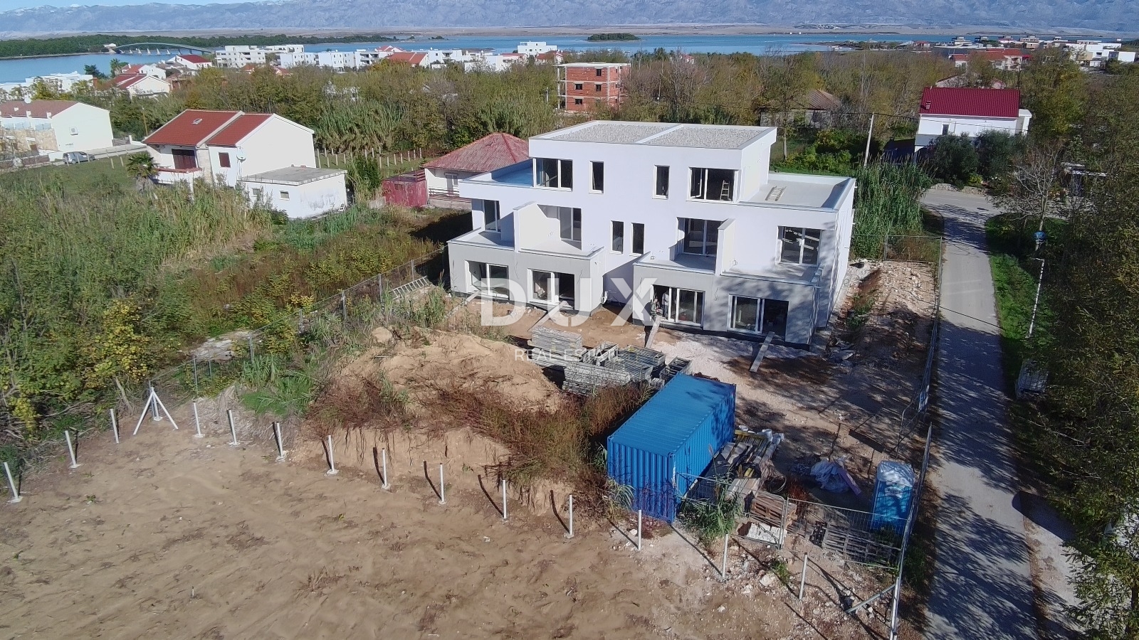 ZADAR, PRIVLAKA - Dvoetažni stan s vlastitim vrtom 3 minute hoda do pješčane plaže! A