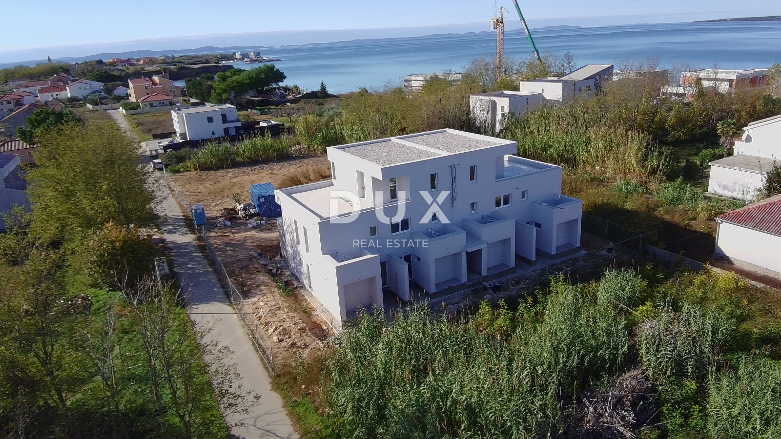 ZADAR, PRIVLAKA - Dvoetažni stan s vlastitim vrtom 3 minute hoda do pješčane plaže! A