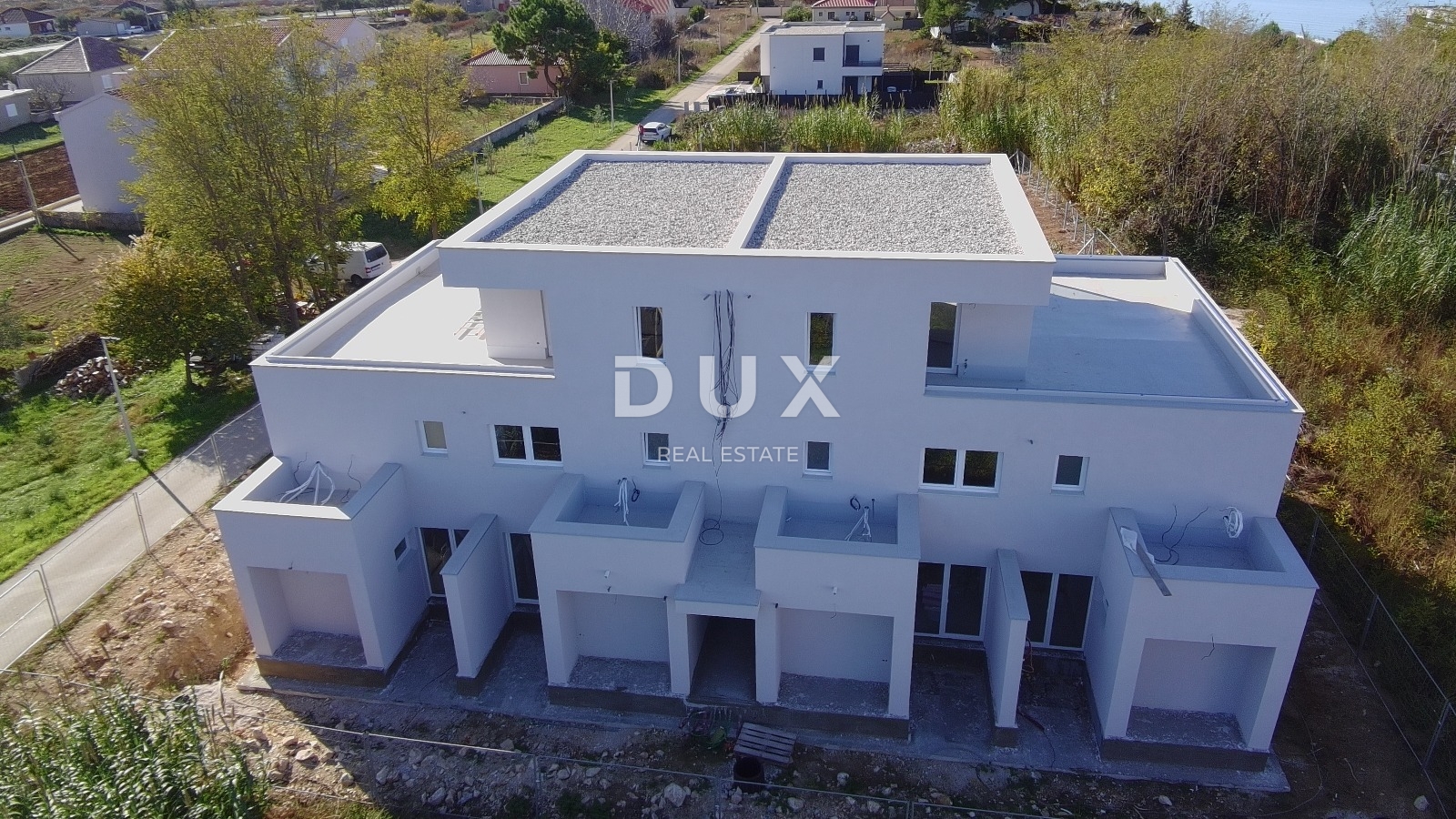 ZADAR, PRIVLAKA - Dvoetažni stan s vlastitim vrtom 3 minute hoda do pješčane plaže! A