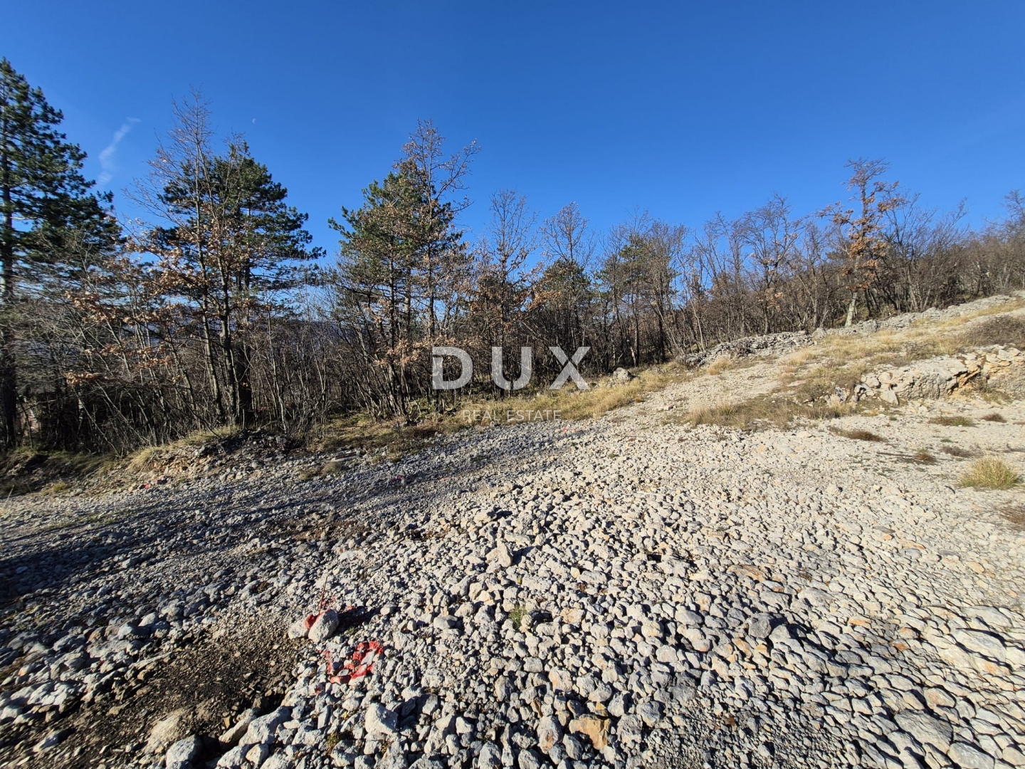 KLANA, ŠKALNICA - Građevinsko zemljište s pogledom na more. PRILIKA ZA INVESTICIJU!