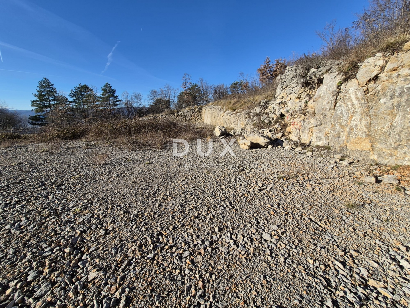 KLANA, ŠKALNICA - Građevinsko zemljište s pogledom na more. PRILIKA ZA INVESTICIJU!