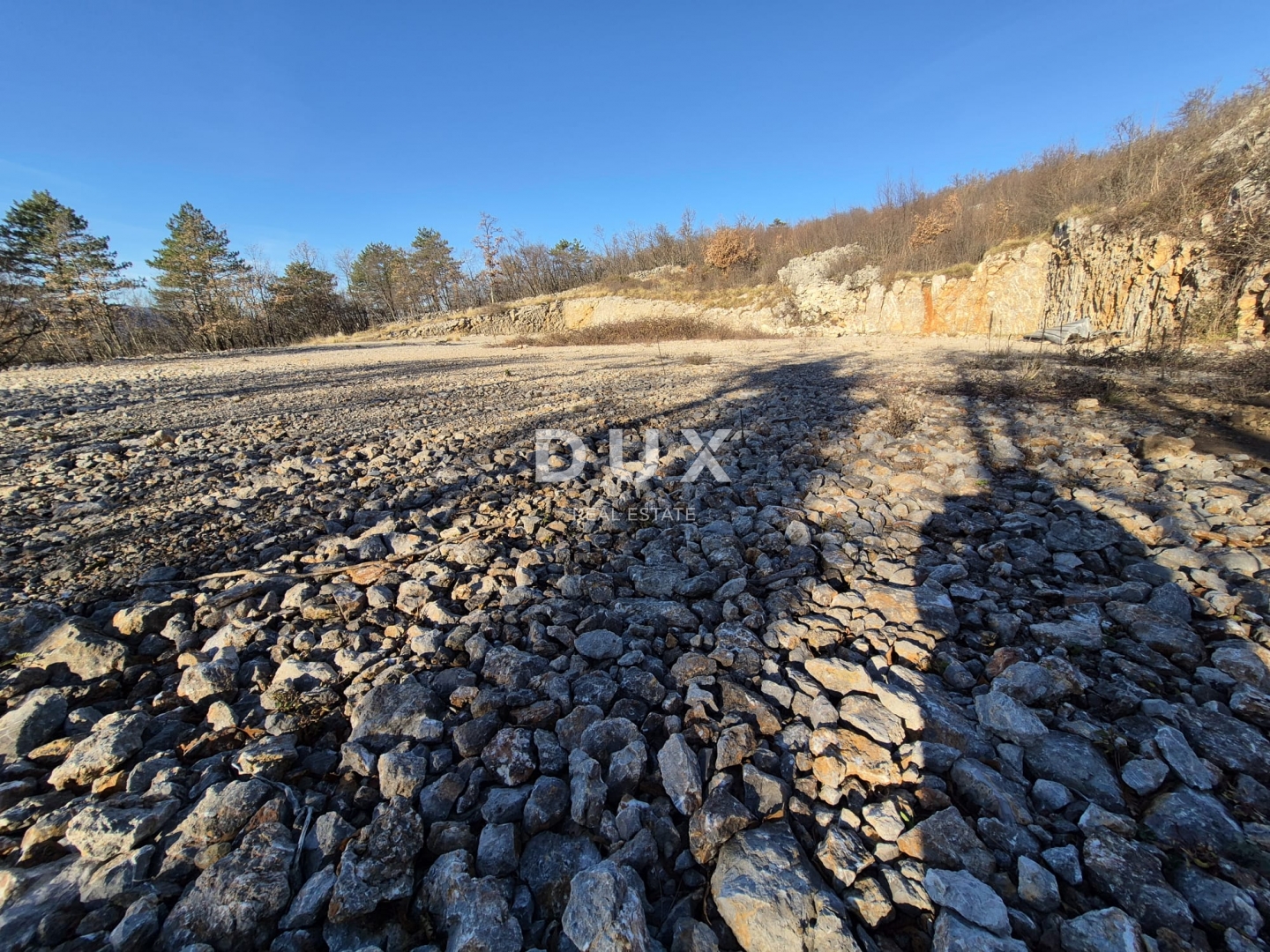 KLANA, ŠKALNICA - Građevinsko zemljište s pogledom na more. PRILIKA ZA INVESTICIJU!