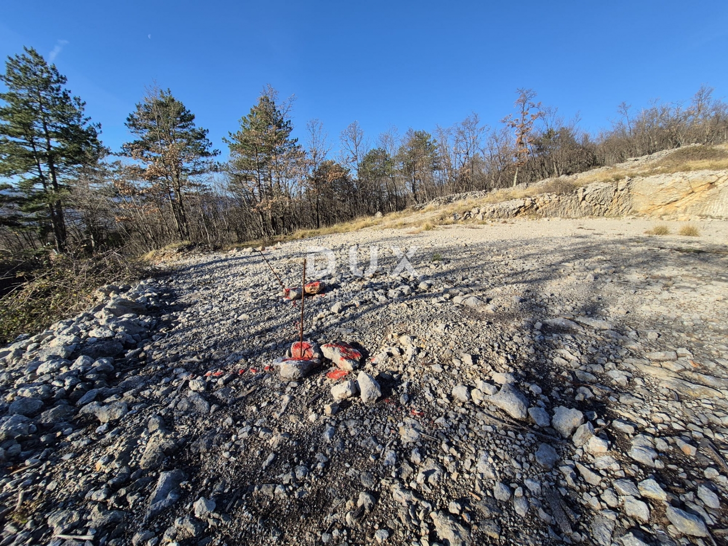 KLANA, ŠKALNICA - Građevinsko zemljište s pogledom na more. PRILIKA ZA INVESTICIJU!