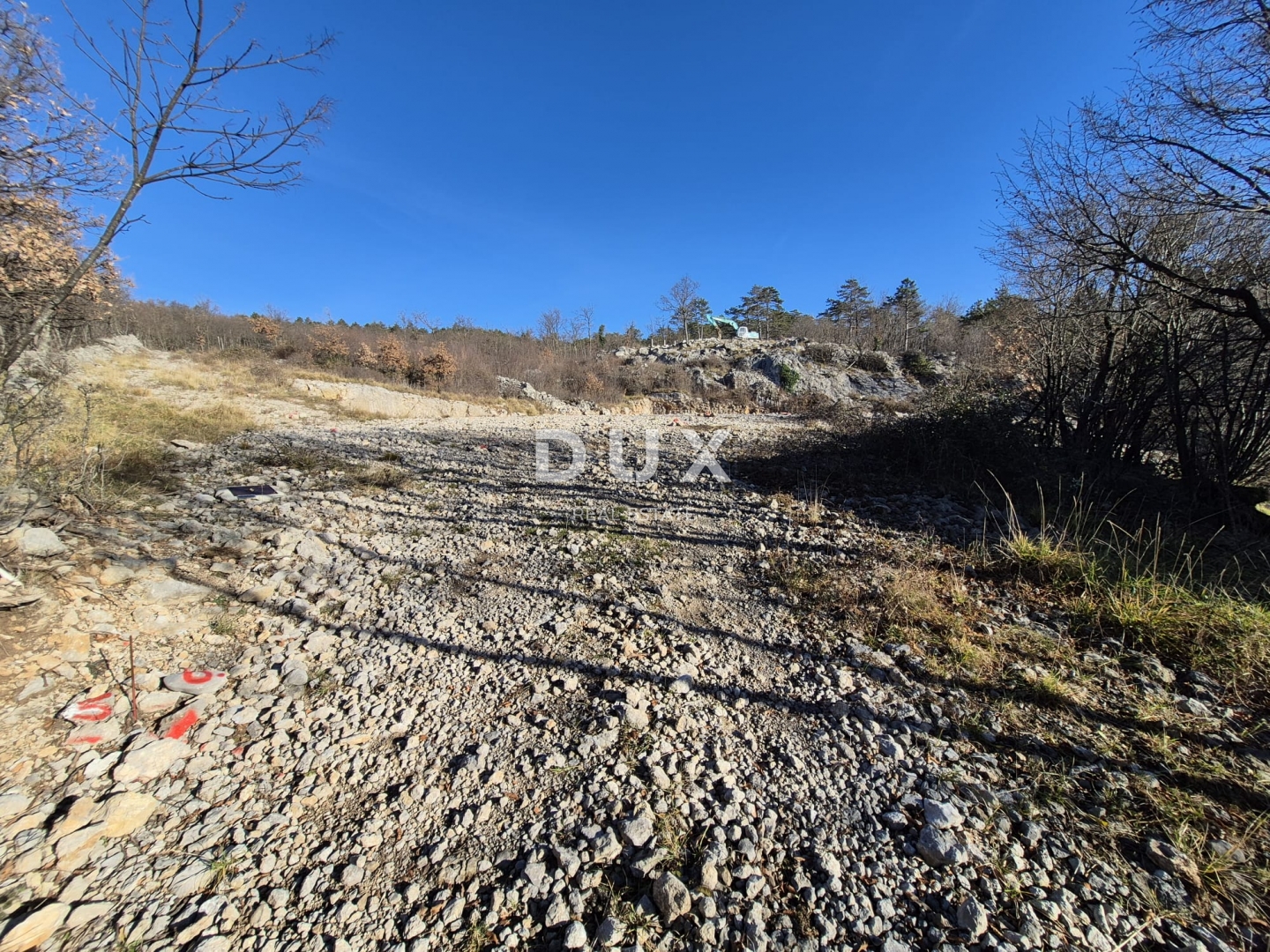 KLANA, ŠKALNICA - Građevinsko zemljište s pogledom na more. PRILIKA ZA INVESTICIJU!