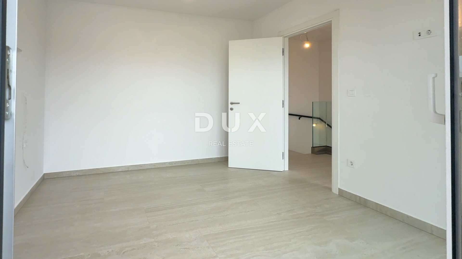 CRIKVENICA, DRAMALJ - Dvoetažni apartman sa bazenomna 300 metara od mora!