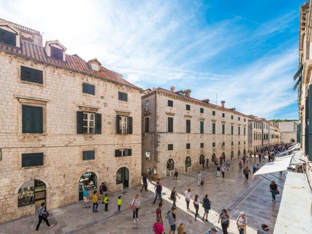 Dubrovnik, renovirana kamena vila na Stradunu 