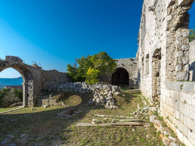 Knežev dvor na Lopudu s prostranim vrtom 