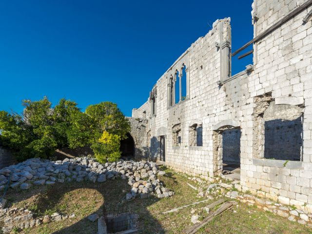 Knežev dvor na Lopudu s prostranim vrtom 