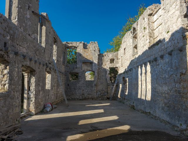 Knežev dvor na Lopudu s prostranim vrtom 