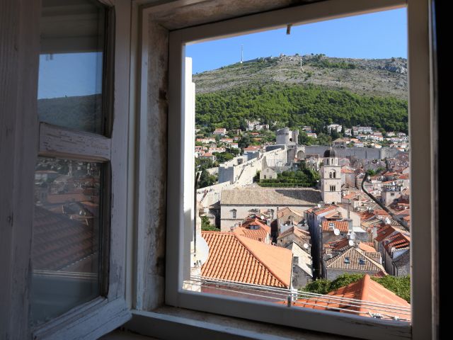 Renovirana kamena kuća unutar zidina povijesne jezgre, Dubrovnik