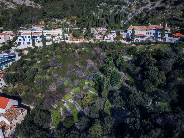 Zemljište s građevinskom dozvolom s pogledom na staru gradsku jezgru 