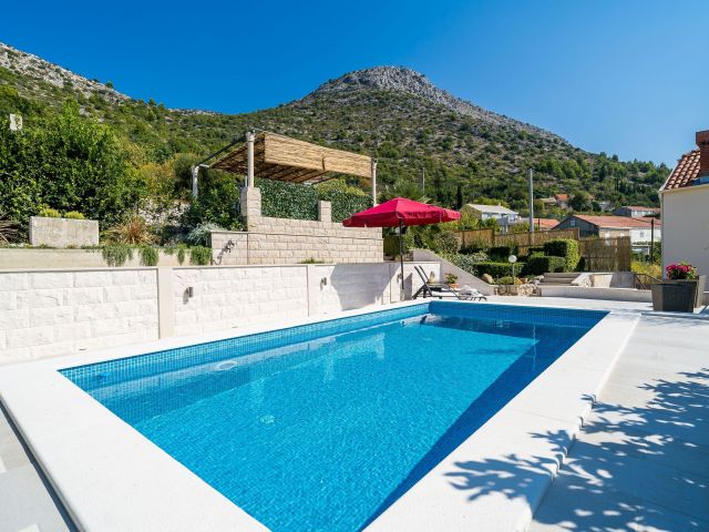 Sale of a traditional villa with a pool and sea view in Trsteno near Dubrovnik