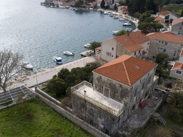 Prodaja ljetnikovca iz 19.stoljeća prvi red uz more u blizini Dubrovnika