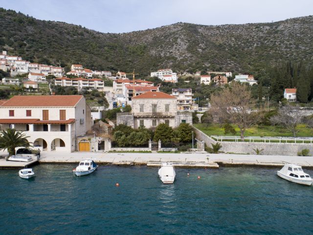 Prodaja ljetnikovca iz 19.stoljeća prvi red uz more u blizini Dubrovnika