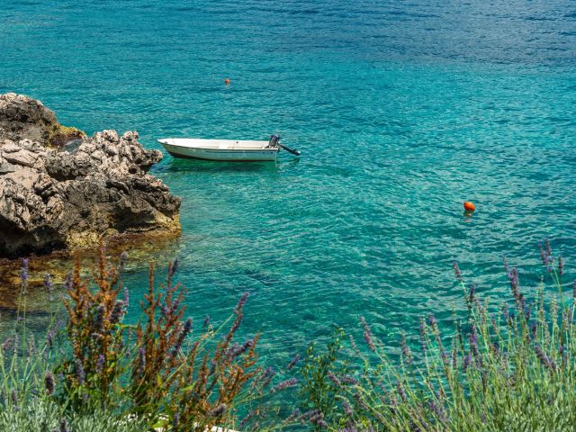 Prodaja luksuzne oaze modernog dizajna prvi red uz more na otoku kraj Dubrovnika