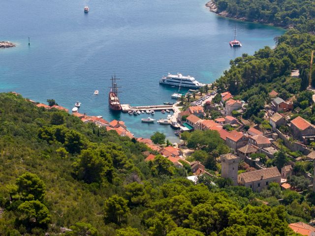 Prodaja tradicionalna kamene kuće s velikom okućnicom i maslinicima, Šipan