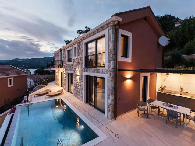 Sale of a luxury house with pool first row by the sea near Dubrovnik