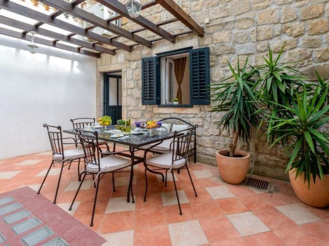 Sale of a charming stone house near Dubrovni, Cavtat