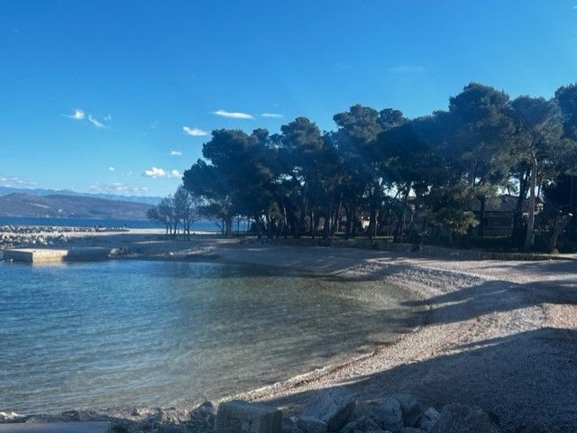 Prodaja zemljišta u gradu Krku prvi red do mora