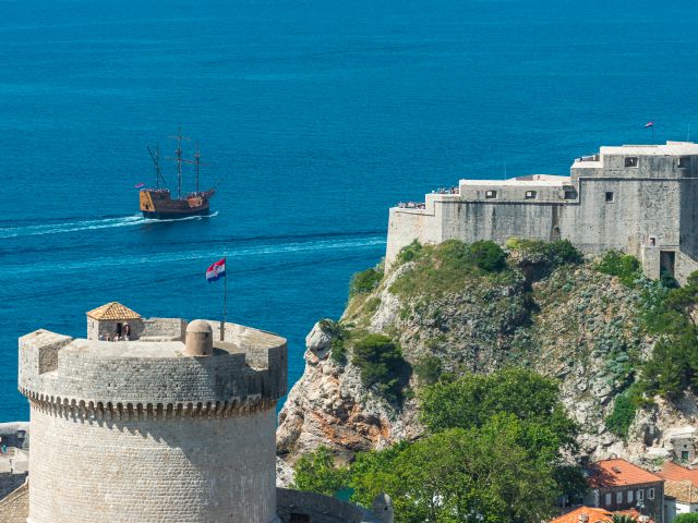 Sale of a beautiful apartment with an additional unit and a view of the Old Town, Dubrovnik