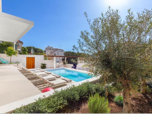 Exclusive modern villa with pool for sale in Dubrovnik centre