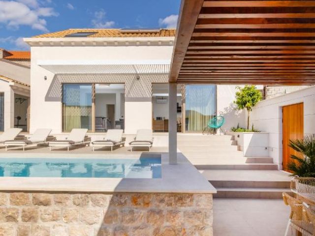 Exclusive modern villa with pool for sale in Dubrovnik centre