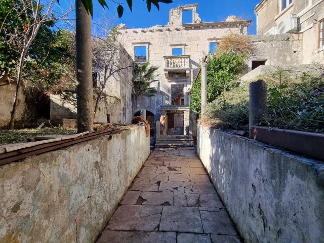 Sale of old stone house in the center of Korcula