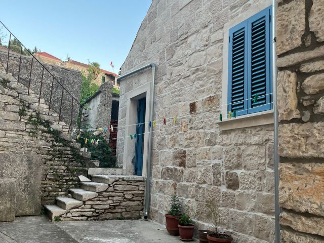 Prodaje se dvosoban stan na atraktivnoj lokaciji na Korčuli