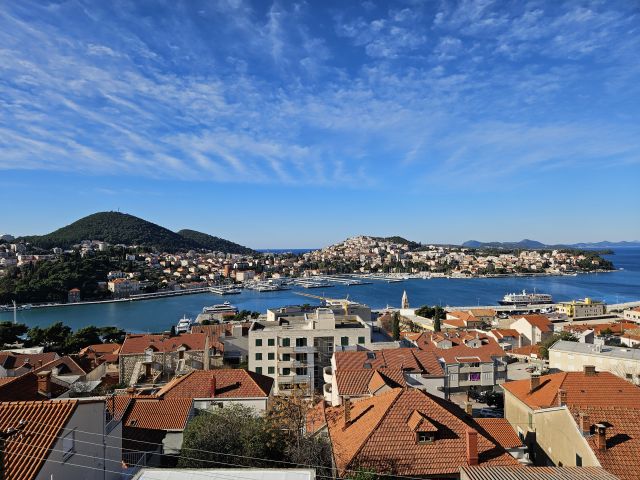 Prodaja stana za renovaciju s pogledom na more u Dubrovniku