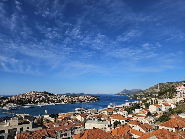 Prodaja stana za renovaciju s pogledom na more u Dubrovniku