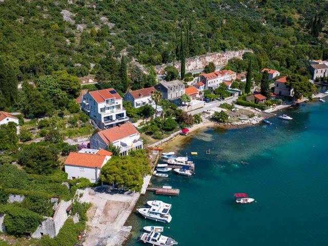 Prodaja dvoetažnog stana sa dvije dodatne jedinice u Zatonu, prvi red uz more, Dubrovnik