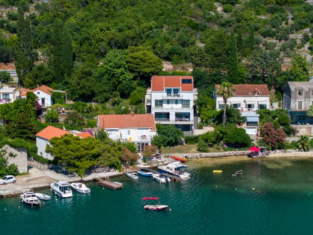 Prodaja dvoetažnog stana sa dvije dodatne jedinice u Zatonu, prvi red uz more, Dubrovnik