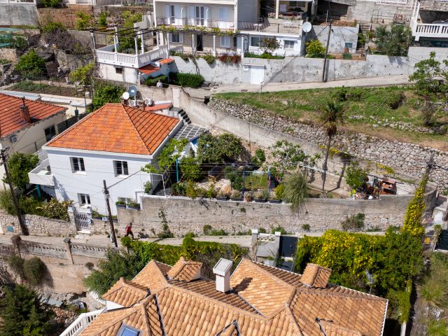 Beautiful house for sale, with a yard overlooking the sea and the old town, Dubrovnik