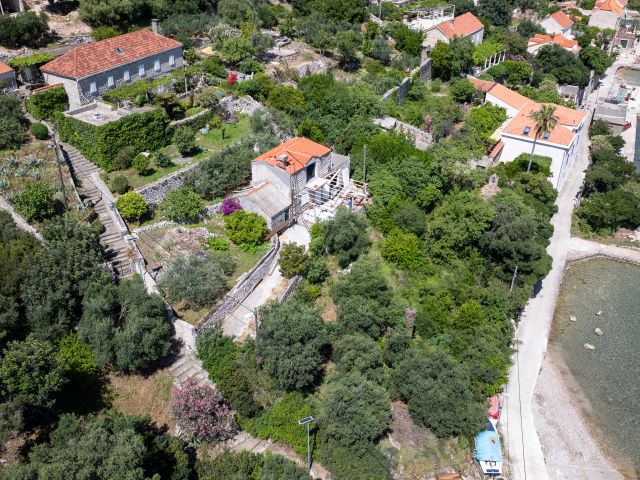 Prodaja šarmantne kamene kuće uz more na otoku Koločepu, Dubrovnik