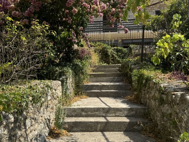 Prodaja šarmantne kuće s okućnicom s prekrasnim pogledom na more u Solinama pokraj Dubrovnika