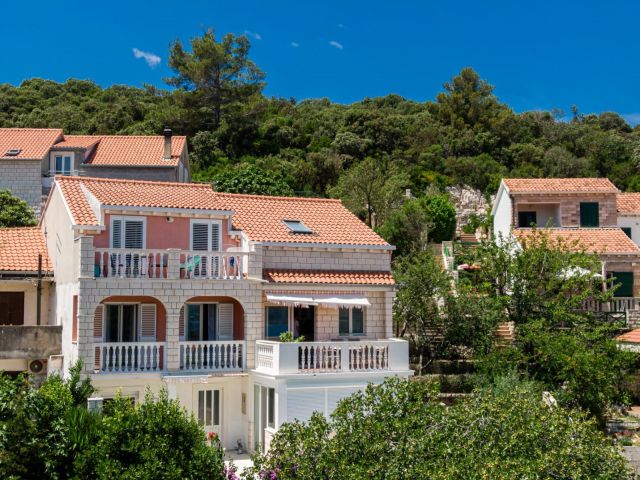 Prodaje se stan u Korčuli s pogledom na more