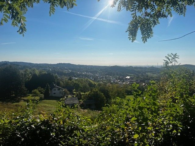 Atraktivno građevinsko zemljište s panoramskim pogledom na grad, idealno za izgradnju vašeg doma iz snova