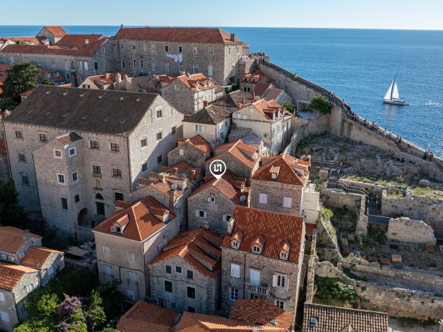 Renovirana kamena kuća unutar zidina povijesne jezgre, Dubrovnik