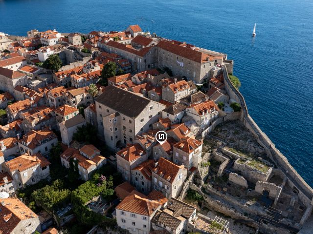 Renovirana kamena kuća unutar zidina povijesne jezgre, Dubrovnik