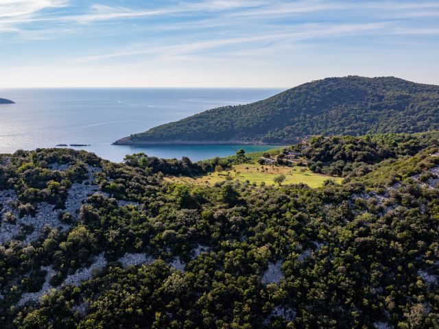 Ruševna kuća s impozantnim zemljištem na Lopudu kraj Dubrovnik na prodaju