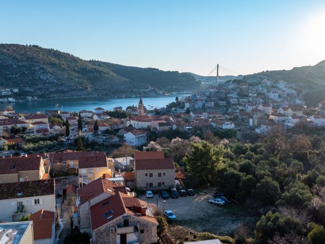 Sale of construction land with building permit along the Dubrovnik River