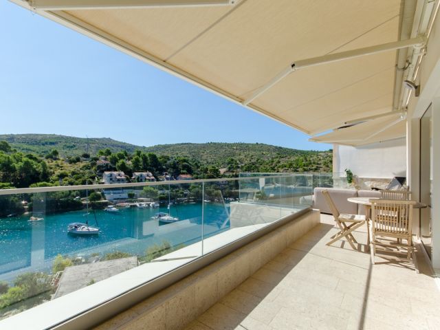 Moderna vila s bazenom i spektakularnim pogledom na more