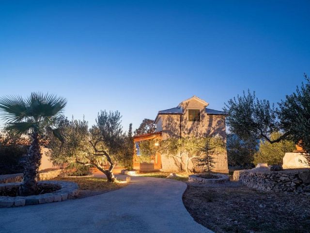 Ekskluzivna kuća s bazenom i panoramskim pogledom na more – privatna oaza u srcu netaknute prirode