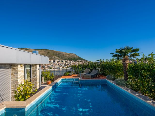 Exclusive apartment with a private pool in a prestigious location in Dubrovnik