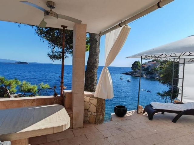 Apartment for sale in Prižba, first row to the sea