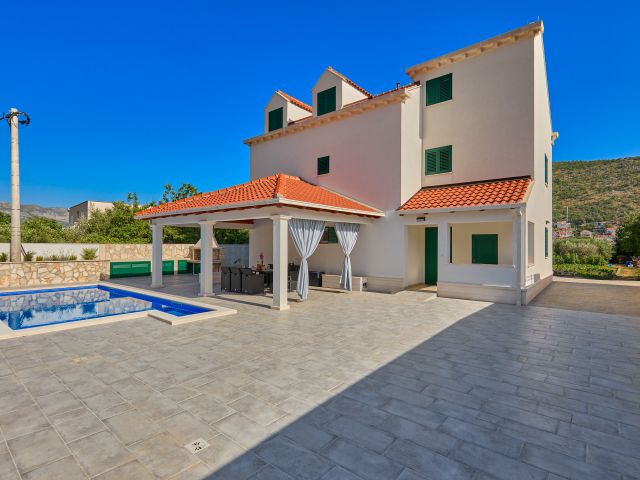 Prodaja luksuzna vila s bazenom u okolici Dubrovnika