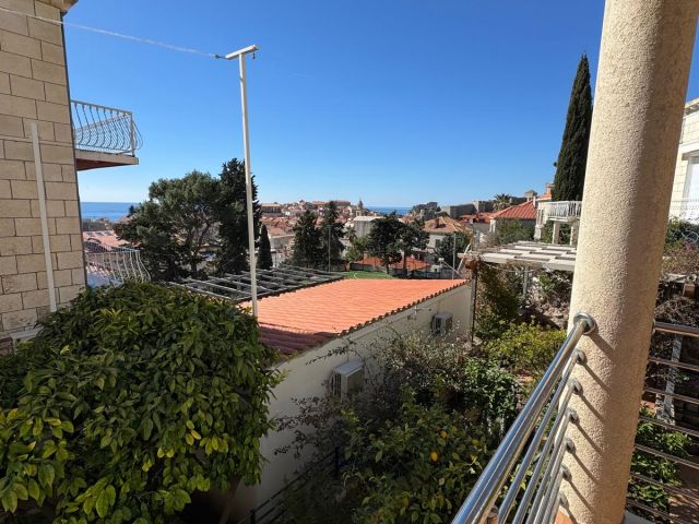 Sale of a Comfortable Three-Bedroom Apartment in roh-bau