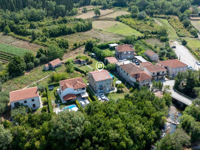 Prodaja obiteljske kuća sa 4 jedinice i građevinskim zemljištem u Konavlima