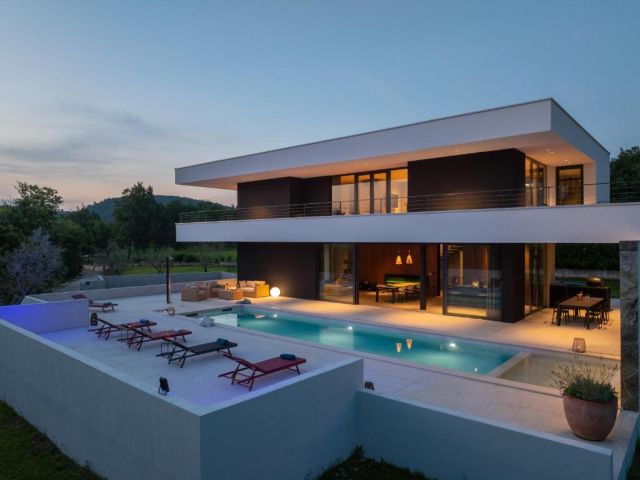 Luxury Villa with a Swimming Pool and Panoramic Views near Grožnjan